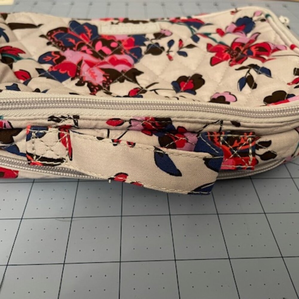 Vera Bradley Blush and brush makeup Case (Vineyard Floral) NWT - Picture 2 of 6
